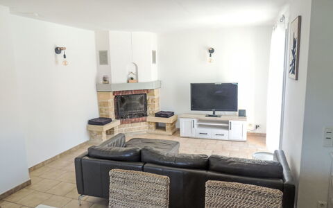 Kasara: Mobilia, Interior Design, Pavimentazione, Divano, Pavimento, Soggiorno, Camera, Legna, Televisione, Soffitto