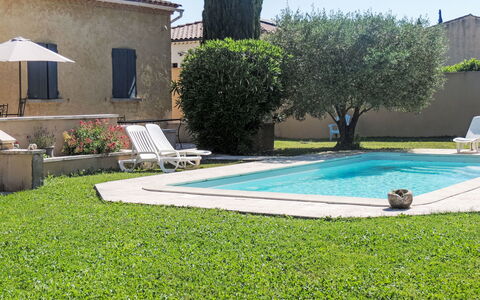 Kasara: Piscina, Zona Residenziale, Ricorrere, Backyard, Giardino, Mobili Da Esterno, Prato, Landscaping, Cortile