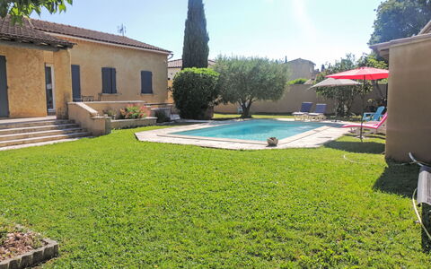 Kasara: Piscina, Zona Residenziale, Casa, Casa, Giardino, Backyard, Estate, Ricorrere, Prato
