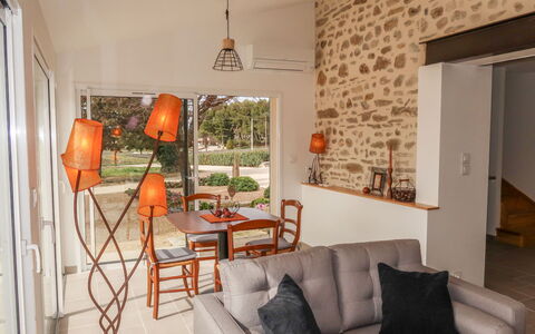 La Machotte: Proprietà, Mobilia, Divano, Tavolo, Pianta, Legna, Arancia, Interior Design, Soggiorno, Cornice
