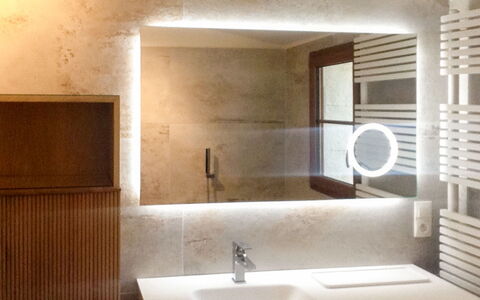 La Princesse: Bagno, Camera, Proprietà, Piastrella, Interior Design, Parete, Lavello, Rubinetto, Architettura, Pavimento