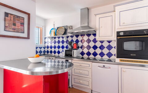 Baie des Lecques: Cucina, Interior Design, Elettrodomestico Da Cucina, Apparecchio Major, Pavimentazione, Controsoffitto, Cucina Stufa, Pavimento, Stufa, Camera
