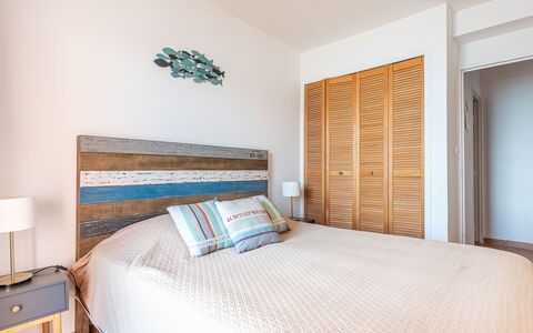 Baie des Lecques: Letto, Camera Da Letto, Mobilia, Interior Design, Bedding, Lenzuolo, Legna, Pavimentazione, Pavimento, Biancheria
