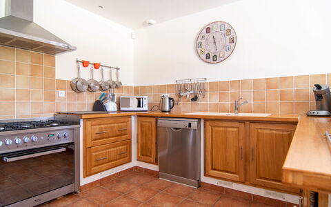 Les Restanques: Controsoffitto, Cabinetry, Lavandino Della Cucina, Proprietà, Costruzione, Mobilia, Lavello, Rubinetto, Cucina, Elettrodomestico Da Cucina