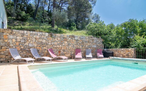Les Restanques: Acqua, Proprietà, Mobilia, Pianta, Cielo, Azzurro, Piscina, Rettangolo, Albero, Sedia