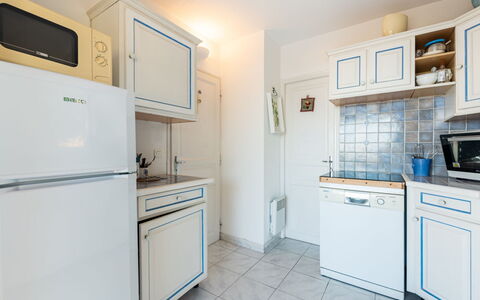 Yalou: Cabinetry, Proprietà, Elettrodomestico Da Cucina, Elettrodomestico, Cucina, Cucina Stufa, Frigorifero, Interior Design, Apparecchio Major, Pavimento