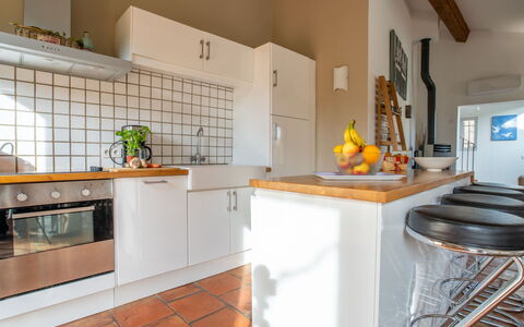 Serapias: Controsoffitto, Proprietà, Lavandino Della Cucina, Cabinetry, Lavello, Rubinetto, Idraulico Fixture, Cucina Stufa, Cucina, Interior Design
