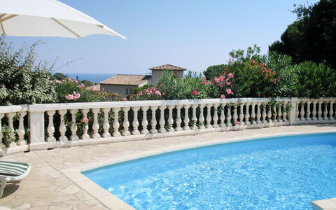 Botteri: Piscina, Proprietà, Vacanza, Ricorrere, Tempo Libero, Immobiliare, Costruzione, Azzurro, Casa, Villa