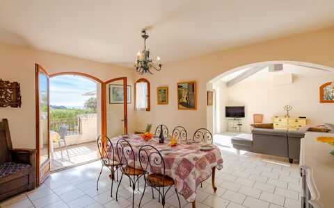 Botteri: Tavolo, Mobilia, Proprietà, Cornice, Sedia, Legna, Interior Design, Illuminazione, Cabinetry, Finestra