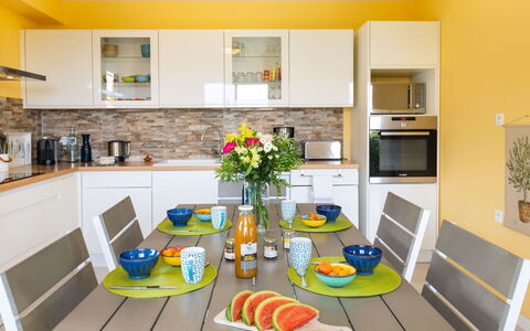 Plein Sud: Cabinetry, Proprietà, Mobilia, Controsoffitto, Tavolo, Cucina, Legna, Pianta Della Casa, Pianta, Elettrodomestico Da Cucina