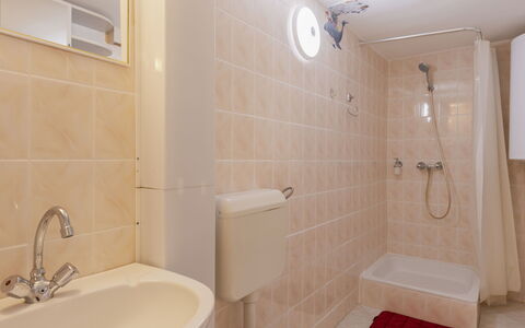 Annemarie: Idraulico Fixture, Bagno, Pavimentazione, Parete, Lavandino Del Bagno, Pavimento, Interior Design, Lavello, Camera, Rubinetto
