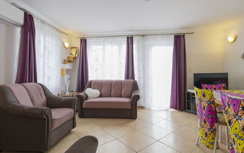 Annemarie: Mobilia, Interior Design, Pavimentazione, Pavimento, Divano, Tavolo, Camera, Tessile, Illuminazione, Soggiorno