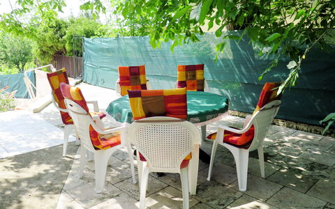 Annemarie: Sedia, Mobilia, Tavolo, Albero, Camera, Casa, Tavolo Esterno, Terrazza, Mobili Da Esterno, Sedia Pieghevole