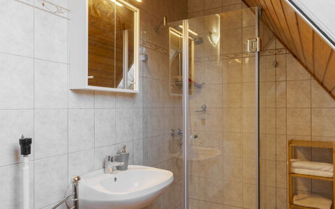 Emi: Pavimentazione, Interior Design, Pavimento, Legna, Idraulico Fixture, Soffitto, Bagno, Illuminazione, Idraulico, Camera
