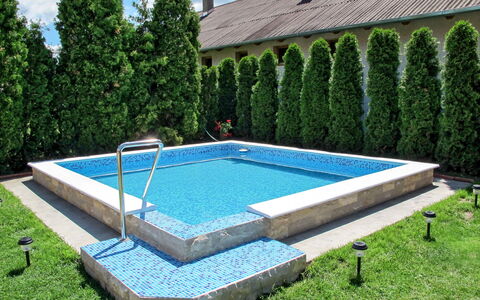 Brigi: Acqua, Pianta, Verde, Costruzione, Cielo, Rettangolo, Botanica, Albero, Piscina, Erba