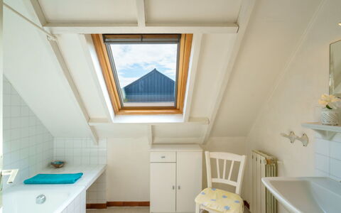 Pen Ilis: Proprietà, Cabinetry, Mobilia, Mobiletto Del Bagno, Lavello, Rubinetto, Azzurro, Costruzione, Legna, Viola