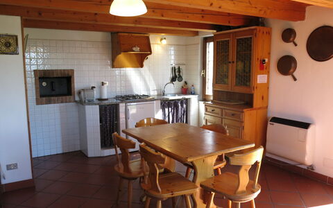 Le Rose Rosse: Tavolo, Mobilia, Proprietà, Sedia, Legna, Interior Design, Pavimentazione, Cucina, Pavimento, Color Legno