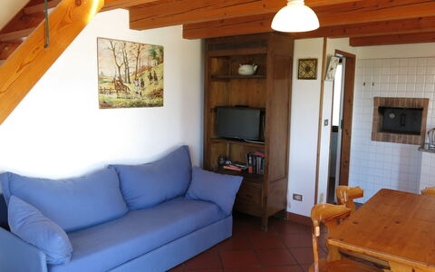 Le Rose Rosse: Mobilia, Proprietà, Divano, Costruzione, Interior Design, Legna, Soggiorno, Architettura, Cornice, Pavimento