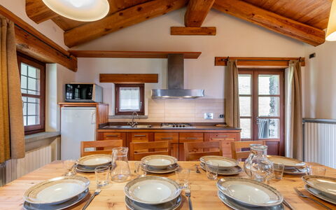 Casot Brusa: Tavolo, Proprietà, Tavola, Dishware, Finestra, Legna, Interior Design, Illuminazione, Costruzione, Piatto