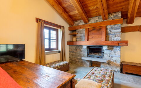 Casot Pra la Funt: Tavolo, Proprietà, Mobilia, Finestra, Cabinetry, Costruzione, Cornice, Legna, Interior Design, Pavimento
