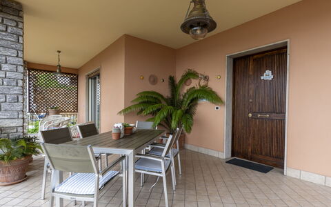 Irma: Tavolo, Pianta, Mobilia, Pianta Della Casa, Vaso Di Fiori, Sedia, Costruzione, Legna, Interior Design, Finestra