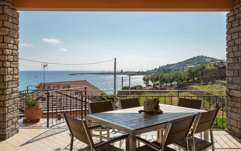 Irma: Acqua, Tavolo, Cielo, Mobilia, Sedia, Nube, Azzurro, Legna, Pianta, Interior Design