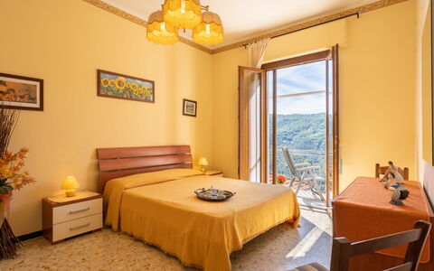 Dalia (Ptb130): Camera Da Letto, Camera, Mobilia, Letto, Proprietà, Lenzuolo, Giallo, Telaio Del Letto, Interior Design, Costruzione