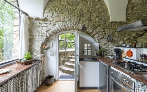 Mulino du Pie (Slr120): Controsoffitto, Proprietà, Cabinetry, Mobilia, Pianta, Finestra, Elettrodomestico Da Cucina, Stufa A Gas, Cucina, Vaso Di Fiori