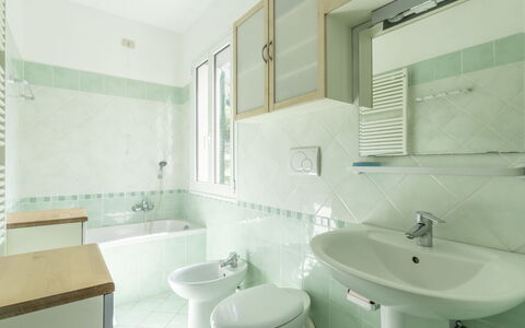 Sorei: Specchio, Rubinetto, Idraulico Fixture, Lavello, Lavandino Del Bagno, Proprietà, Mobiletto Del Bagno, Bagno, Viola, Interior Design
