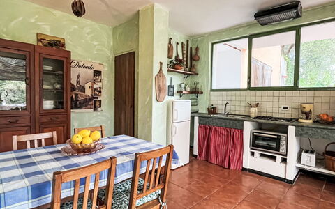 Nisso: Cabinetry, Controsoffitto, Proprietà, Mobilia, Legna, Cucina, Interior Design, Finestra, Illuminazione, Tavolo