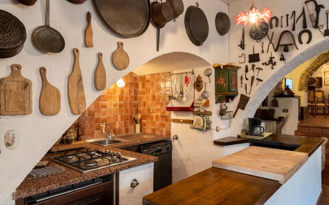 Casa Massabovi (Imp244): Proprietà, Tavolo, Controsoffitto, Legna, Illuminazione, Interior Design, Cabinetry, Casa, Cucina