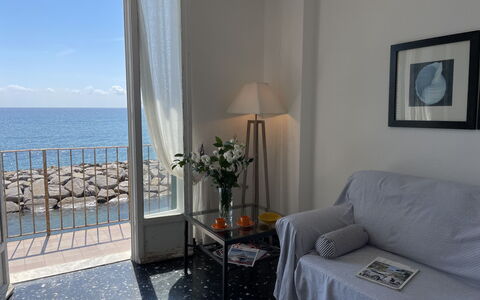 Casa del Sole: Mobilia, Acqua, Comfort, Azzurro, Cornice, Costruzione, Interior Design, Lampada, Legna, Soggiorno