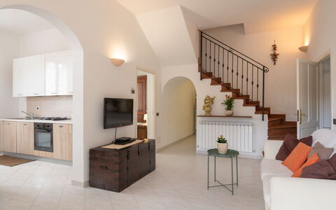 Miriam: Costruzione, Mobilia, Pianta, Cabinetry, Pianta Della Casa, Televisione, Legna, Cassettiera, Tavolo, Cassetto