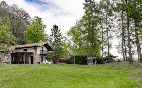 Baita Nini: Pianta, Nube, Costruzione, Cielo, Paesaggio Naturale, Albero, Lotto, Casa, Erba, Paesaggio