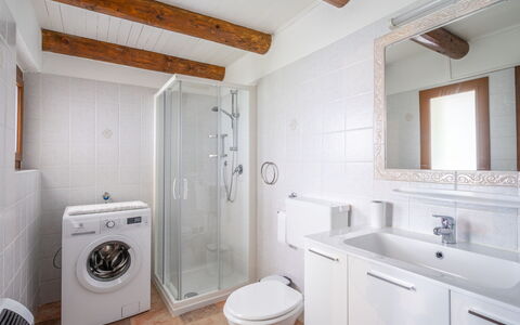 Baita Nini: Specchio, Idraulico Fixture, Mobiletto Del Bagno, Proprietà, Lavello, Bianca, Toilet Seat, Bagno, Nero, Viola