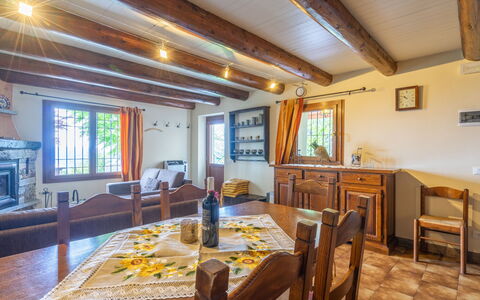 Baita Nini: Tavolo, Proprietà, Mobilia, Sedia, Legna, Illuminazione, Interior Design, Tavola, Architettura, Finestra