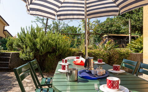 Carolina: Proprietà, Terrazza, Ombrello, Tavolo Esterno, Tavolo, Shade, Mobilia, Costruzione, Immobiliare, Casa