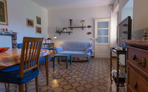 Carolina: Camera, Proprietà, Mobilia, Pavimento, Costruzione, Casa, Interior Design, Tavolo, Parete, Immobiliare