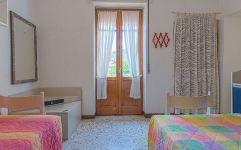 Carolina: Camera, Mobilia, Proprietà, Camera Da Letto, Letto, Lenzuolo, Pavimento, Interior Design, Parete, Tenda