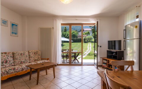 Lucrezia: Mobilia, Tavolo, Pianta, Legna, Interior Design, Architettura, Soggiorno, Pavimento, Pianta Della Casa, Shade