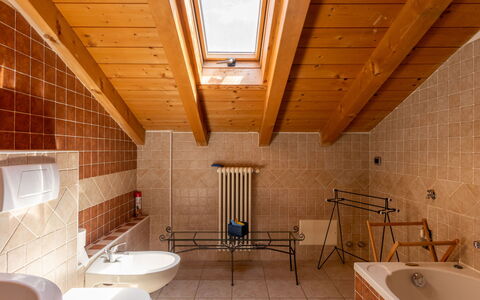 Lucrezia: Idraulico Fixture, Rubinetto, Proprietà, Bagno, Lavello, Legna, Interior Design, Pavimentazione, Pavimento, Parete