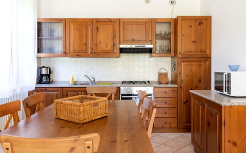 Lucrezia: Cabinetry, Controsoffitto, Mobilia, Proprietà, Tavolo, Elettrodomestico Da Cucina, Cucina, Legna, Cassetto, Sedia