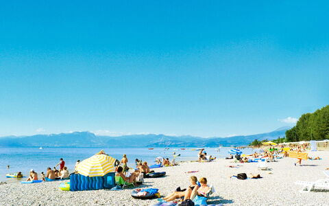 Peschiera del Garda 694: Cielo, Acqua, Azzurro, Spiaggia, Costiera E Morfologie Oceanic, Albero, Luce Del Sole