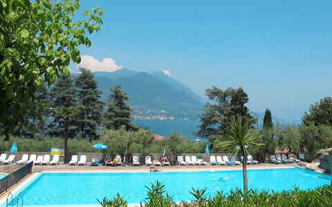 San Felice del Benaco 604: Acqua, Pianta, Cielo, Natura, Piscina, Albero, Azzurro, Paesaggio Naturale, Montagna, Corpo D'Acqua