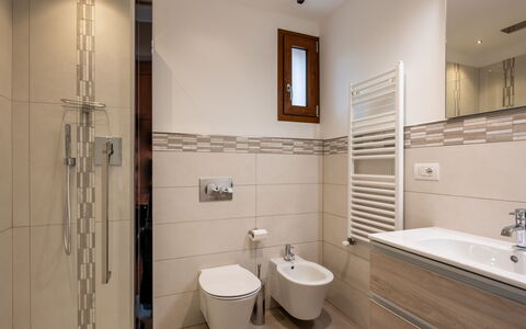 La Maison D'Amelie: Idraulico Fixture, Specchio, Proprietà, Lavello, Rubinetto, Mobiletto Del Bagno, Bagno, Lavandino Del Bagno, Viola