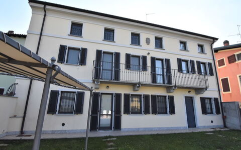La Corte Bricca (Casa Padronale): Finestra, Costruzione, Cielo, Urban Design, Quartiere, Pianta, Facciata, Tetto, Condominio