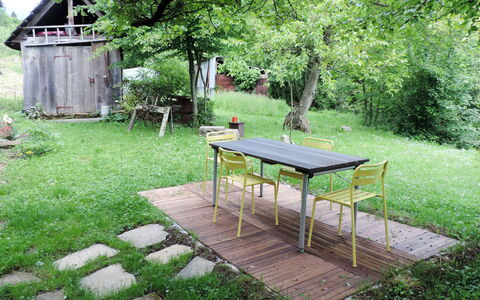 Casa Lienartova: Pianta, Mobilia, Tavolo, Albero, Shade, Paesaggio Naturale, Lotto, Mobili Da Esterno, Tavolo Esterno, Vegetazione