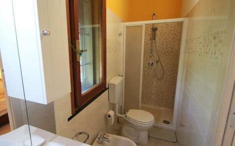 Villetta Luciana: Specchio, Idraulico Fixture, Lavello, Rubinetto, Bagno, Lavandino Del Bagno, Legna, Interior Design, Viola