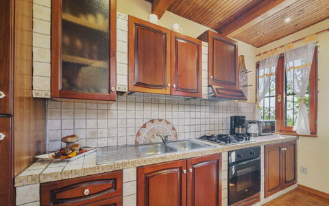 Mare e Monti: Controsoffitto, Cabinetry, Proprietà, Rubinetto, Lavello, Mobilia, Costruzione, Cucina, Legna, Cucina Stufa