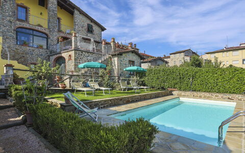 Carla (Blu150): Pianta, Nube, Acqua, Giorno, Costruzione, Proprietà, Cielo, Azzurro, Finestra, Piscina